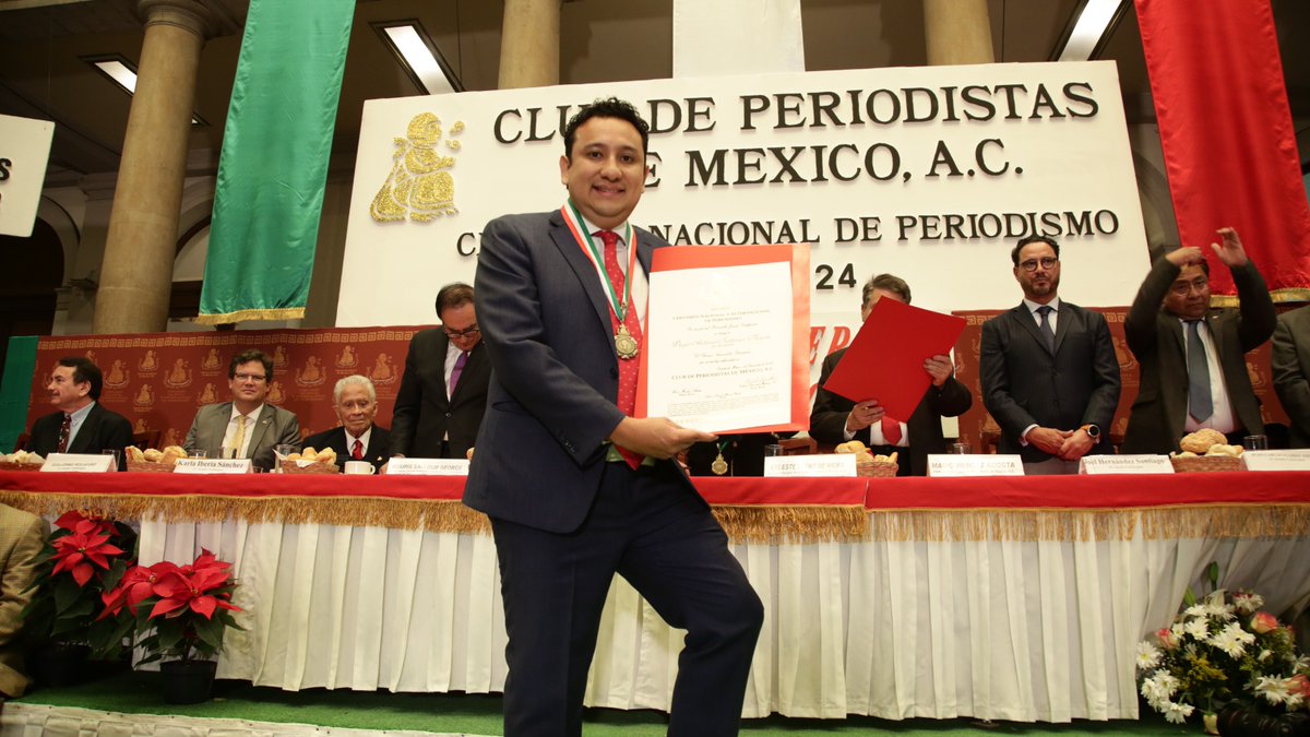 Luis_diazdeleon's tweet photo. Querido @DiegoSatur Felicitaciones por el Premio Nacional de Periodismo que hoy recibiste, me alegra mucho el reconocimiento a tú talento y esfuerzo. Abrazo Grande!!! https://t.co/laJCuT8f2s