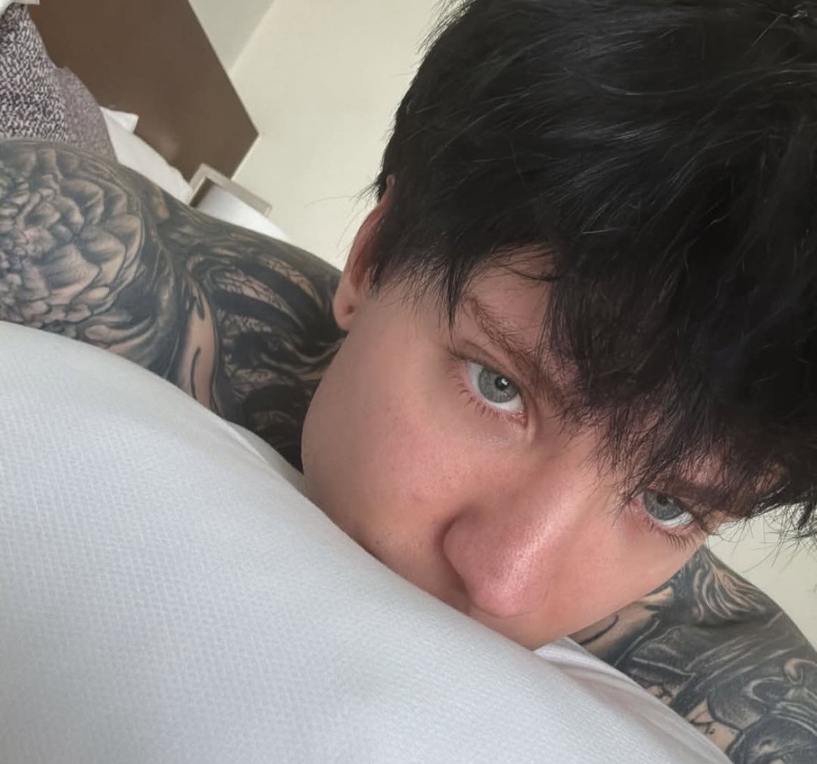 crykookpics's tweet image. damn