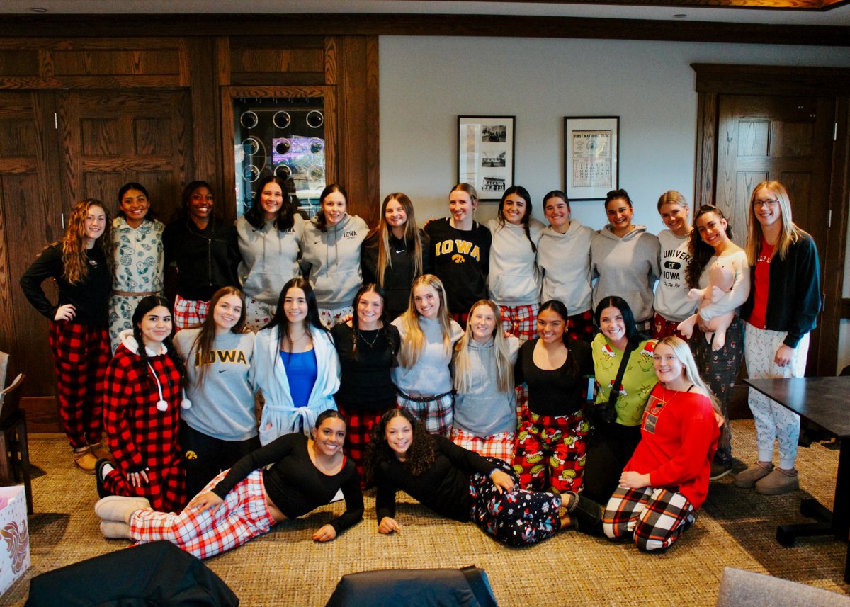 It’s the most wonderful time of the year! 🖤💛

#Hawkeyes