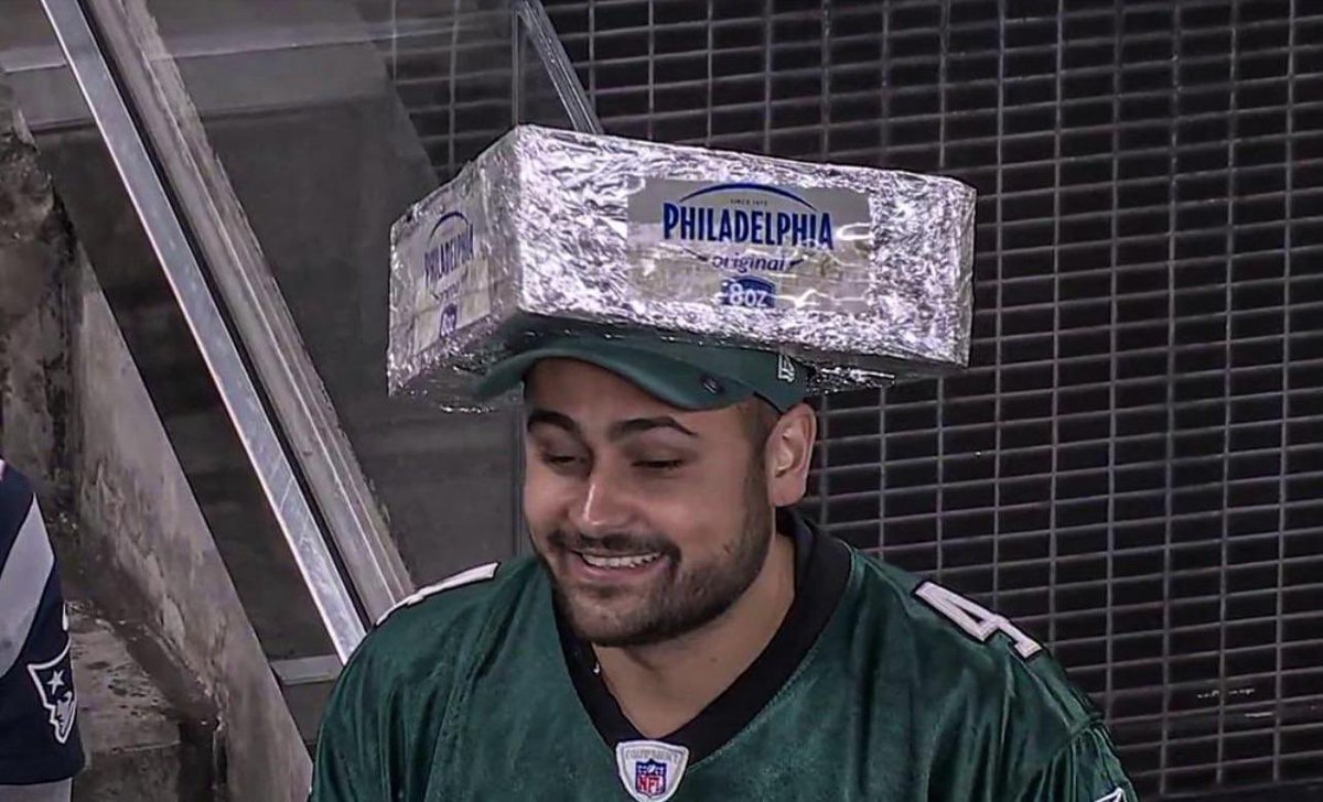 DiBonaNFL's tweet photo. Live look at Eagles fans watching tonight’s game: https://t.co/XWeoxzpINP