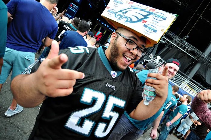 DiBonaNFL's tweet photo. Live look at Eagles fans watching tonight’s game: https://t.co/XWeoxzpINP