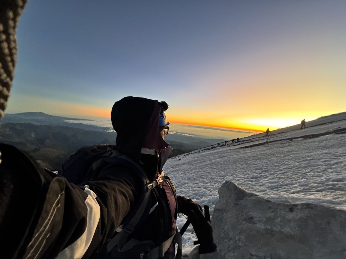 _chuleeee's tweet photo. subiendo al cielo a través de las montañas. parte del todo, centro de nada. https://t.co/9Rrx9EkW8X