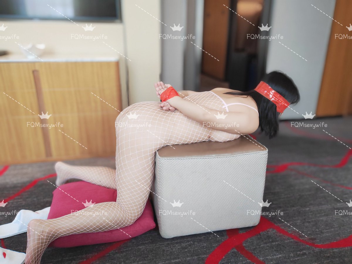 老公把我捆在这里，打开房门，转身就去里屋忙他的工作去了。说一会男主就会进来玩我的……
也不敢大声叫老公，万一把隔壁对门和隔壁房间的人引来可怎么办啊。
#夫妻奴 #性奴 #女M #SM #淫妻 #调教 #线下活动 https://t.co/5SCGUOAqtN