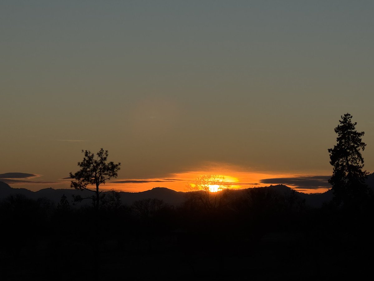 ElizabethMeadow's tweet photo. Sunrise to Sunset 🌅 #southernoregon @MattJordanKOBI @matthoffmanwx @BobbyJohnstonWX https://t.co/Uu5J0oF21G
