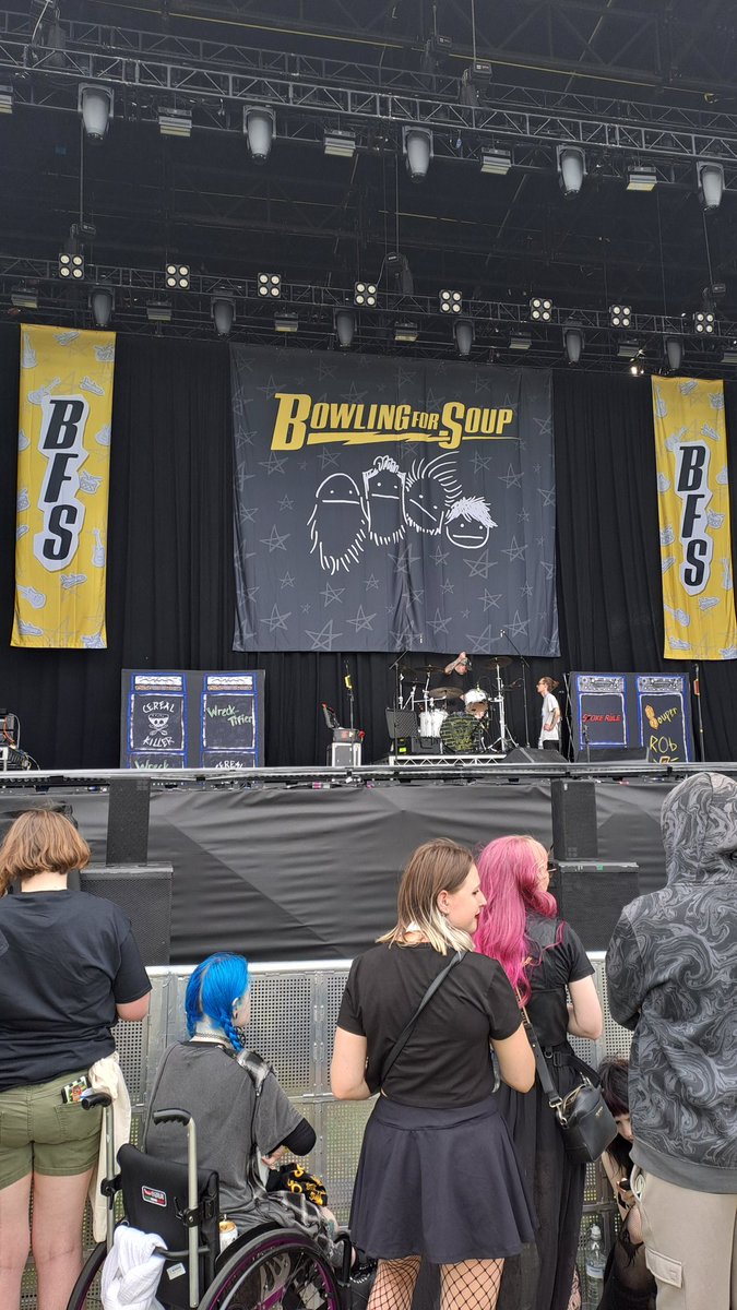 AlexdHarding's tweet photo. Front and centre for Bowling For Soup 🍲 https://t.co/F7a1iKaPRk