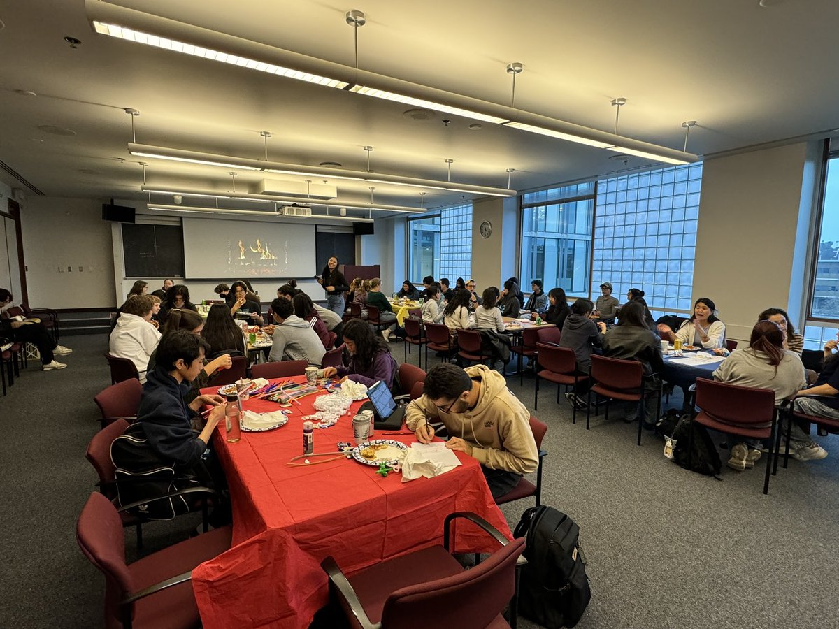 Wonderful way for our mentees to distress at the @bummp_ucsd  Winter Social♥️