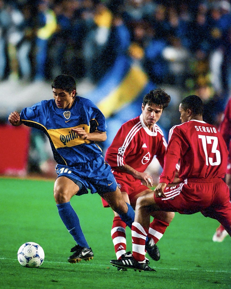 fifaworldcup_es's tweet photo. Boca, el Bayern y la elegancia de Román. 🤩📸

#FIFACWC | @BocaJrsOficial https://t.co/cFm81H13tG