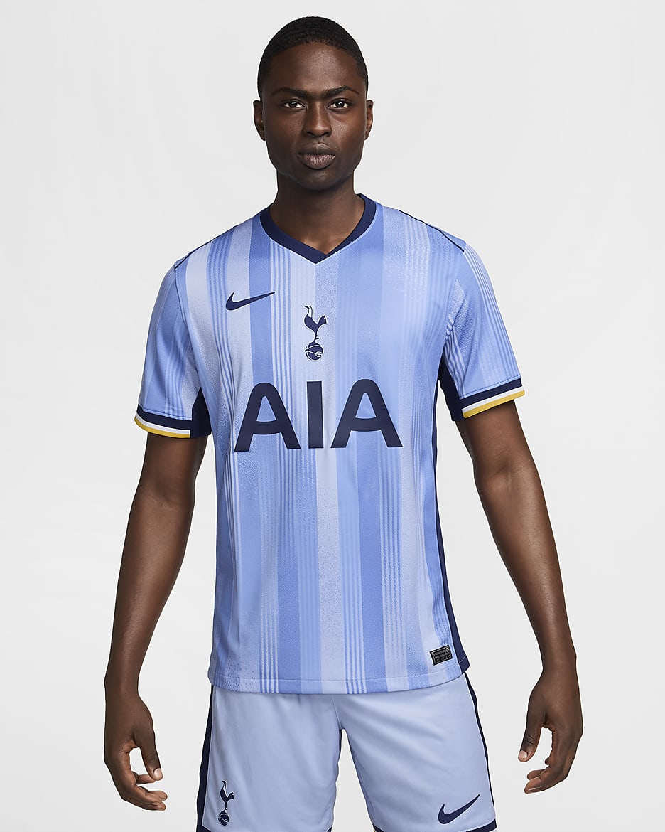 toaf12's tweet photo. @SpursOfficial @nikefootball Why does the collar look off key? Looks like factory outlet seconds. Tk max stuff. https://t.co/Qunms65GfD