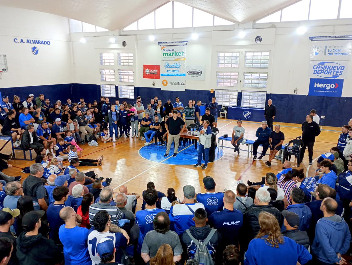 ClubAlvaOficial's tweet photo. #Institucional Este jueves en el gimnasio del primer piso de la sede social de Rodríguez Peña 4984, se realizó la Asamblea Informativa con los integrantes de la Comisión Directiva y los socios para explicarles la situación actual del Club.

#TodosJuntos 💙🤍 https://t.co/EckQ3Psyt3