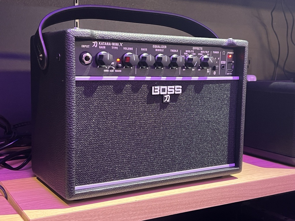 rolandstoretyo's tweet photo. 🎉明日発売!KATANA-MINI X
木製キャビネット&カスタムスピーカーでスケールアップ!
Bluetoothや充電式バッテリーも搭載し、日々の演奏においてもワンランク上の質を求めるギタリストにぴったりです。
#RolandStoreTokyo でも展示&販売いたします💁
#BOSS_jp #BOSS #KATANAMINIX https://t.co/Rhl81SeV1t