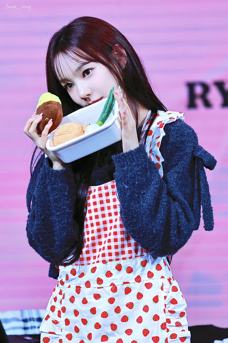 Sarah_srang's tweet photo. 241205 
🐶🐾🫳

#IZNA #이즈나
#RYUSARANG #유사랑 https://t.co/UXVrxjXeEr