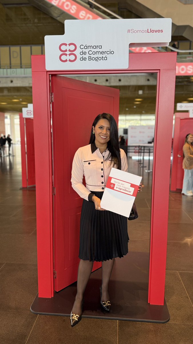 paminagonzalez's tweet photo. ♥️Muchísimas gracias @camaracomerbog por este reconocimiento.

“En esta jornada reconocemos su trabajo y esfuerzo importante en el desarrollo de la economía, el crecimiento y la generación de oportunidades en nuestro país” @Ovidio_Claros_ presidente #CCB

#SomosLlaves https://t.co/LBuv6Y1mQU