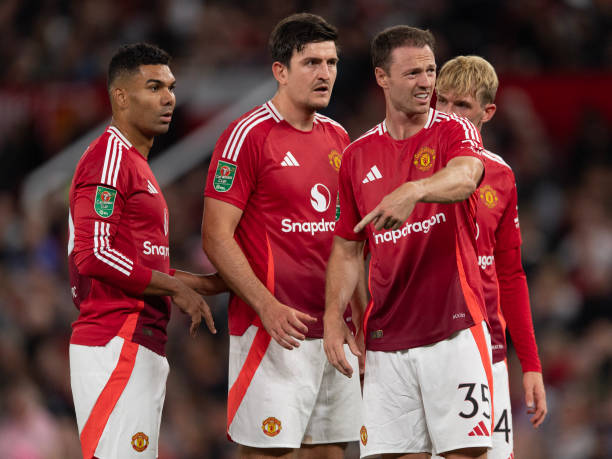 Mercado_Ingles's tweet photo. Ruben Amorim leha comunicado a Harry Maguire (31), Jonny Evans (36) y Casemiro (32) que no contará con ellos una vez finalice la temporada con el Manchester United y les ha dado la posibilidad de buscar nuevos clubes para sus carreras. [Express] https://t.co/0Esl7Pw9Hl
