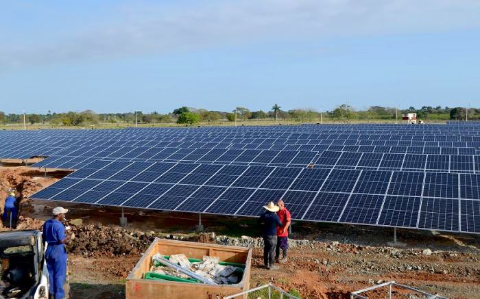 Estamos dando seguimiento constante a la instalación de parques solares fotovoltaicos en todas las provincias del país. Esta tarde noche chequeamos el tema con <a href="/EnergiaMinasCub/">Ministerio de Energía y Minas de Cuba 🇨🇺</a>. Muy avanzados los parques que sincronizarán entre febrero y marzo: son nueve, de 21 MW cada uno.