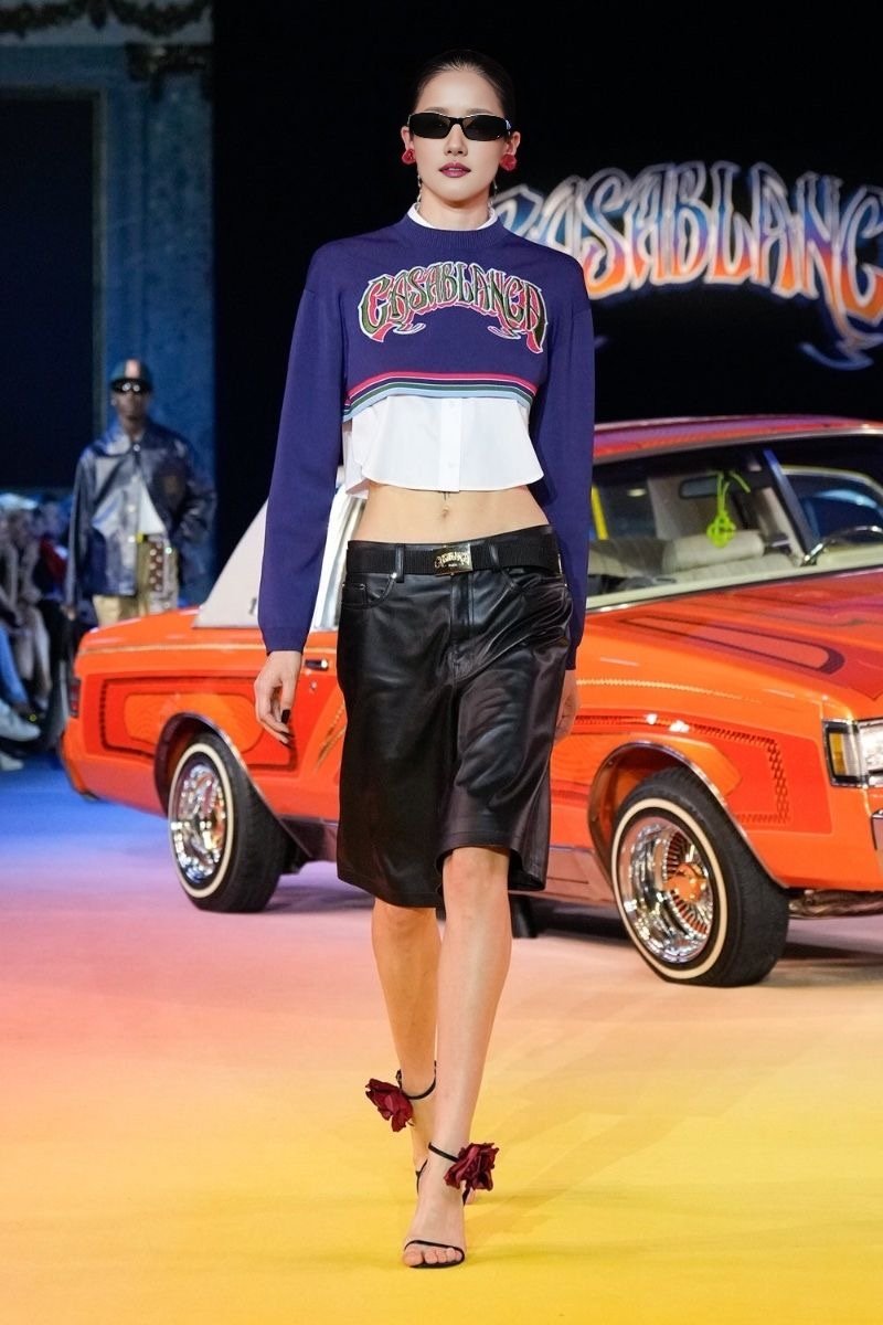 ㅤ
Carissa hampir tiba diujung panggung. Langkahnya sedikit melambat dengan gerakan pinggul yang sedikit lebih halus. Berlatarkan  mobil 1967  𝘊𝘩𝘦𝘷𝘳𝘰𝘭𝘦𝘵 𝘐𝘮𝘱𝘢𝘭𝘢 - 𝘎𝘰𝘭𝘥𝘦𝘯 𝘖𝘳𝘢𝘯𝘨𝘦Carissa memberikan pose terbaiknya. 
ㅤㅤ