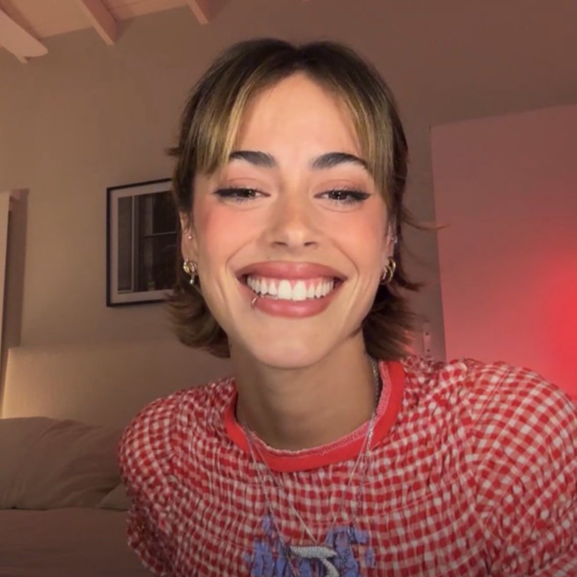 lo que me llevo también de este lanzamiento es la sonrisa que tuvimos hoy en su en vivo, ver como tini pudo sanar fue un alivio para todas las que tuvimos que ver ese en vivo a principio de año y sufrimos junto a ella