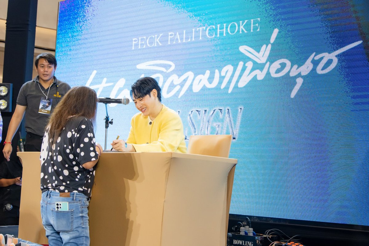 otpcnews's tweet photo. นี่แหละความรัก! “เป๊ก ผลิตโชค” เสิร์ฟโมเมนต์ ฟูลฟิลใจแฟนๆ ใน 'PECK PALITCHOKE #ผลิตมาเพื่อนุชFANSIGN'

#PeckPalitchoke #เป๊กผลิตโชค

ตอกย้ำความฮอตห้างแตก! เมื่อศิลปินสุดฮอตขวัญใจมหาชน "เป๊ก ผลิตโชค" บ้าน White Music สังกัด GMM MUSIC​ จัดงานแฟนไซน์ใกล้ชิด สุดประทับใจ 'PECK PALITCHOKE #ผลิตมาเพื่อนุชFANSIGN' กับผู้โชคดี 200 คนจากการซื้ออัลบั้ม Night Bird อีกทั้งรอบงานยังมีแฟนๆ มาให้กำลังใจอย่างเนืองแน่นเต็มพื้นที่ เมื่อวันที่ 5 ธันวาคม ที่ผ่านมา ที่ชั้น 1 Fashion Hall, Siam Paragon 

บรรยากาศอบอวลไปด้วยพลังความรัก อบอุ่นและเป็นกันเอง...เสียงกรี๊ดดังกระหึ่มจนห้างแตก! ต้อนรับ "เป๊ก ผลิตโชค" พูดคุยถึงที่มาของโปรเจกต์ #ผลิตมาเพื่อนุช การ wrap up ขบวนรถไฟฟ้า BTS ที่มาจากความคิดถึง อยากขอบคุณและตอบแทนความรักที่แฟนๆ มอบให้ “อยากขอบคุณทุกคนมากๆ ครับ ไม่มีนุช ไม่มีผลิตในวันนี้” ... ความพิเศษยังไม่หมดเท่านี้! ผลิตโชคทั้งทีต้องมีทีเด็ด จัดโชว์มินิคอนเสิร์ต 4 เพลงที่ตั้งใจเลือกมาเพื่อแฟนๆ อย่าง Night Bird, ไม่พูดหน่อยเหรอ, First Lady และเซอร์ไพรส์พิเศษด้วย "My Butterfly" เพลงใหม่ที่ตั้งใจแต่งมาเพื่อแฟนๆ โดยเฉพาะ นำมาร้องให้ฟังเป็นครั้งแรก! เพลง feel good ความหมายดี สื่อถึงความรักแทนใจ "เป๊ก ผลิตโชค" ที่อยากบอกแฟนทุกคน ทำเอาซึ้งน้ำตาคลอไปตามๆ กัน ปิดท้ายงานด้วยการแฟนไซน์อัลบั้มขึ้นรับลายเซ็นสดจาก "เป๊ก ผลิตโชค" พูดคุยอย่างใกล้ชิด สนุกสนาน เป็นกันเอง เรียกว่างานแฟนไซน์ครั้งนี้ทั้งศิลปิน และแฟนๆ ต่างเติมเต็มพลังรักให้แก่กัน เก็บความประทับใจกลับบ้านไปกันเต็มอิ่มอย่างแน่นอน