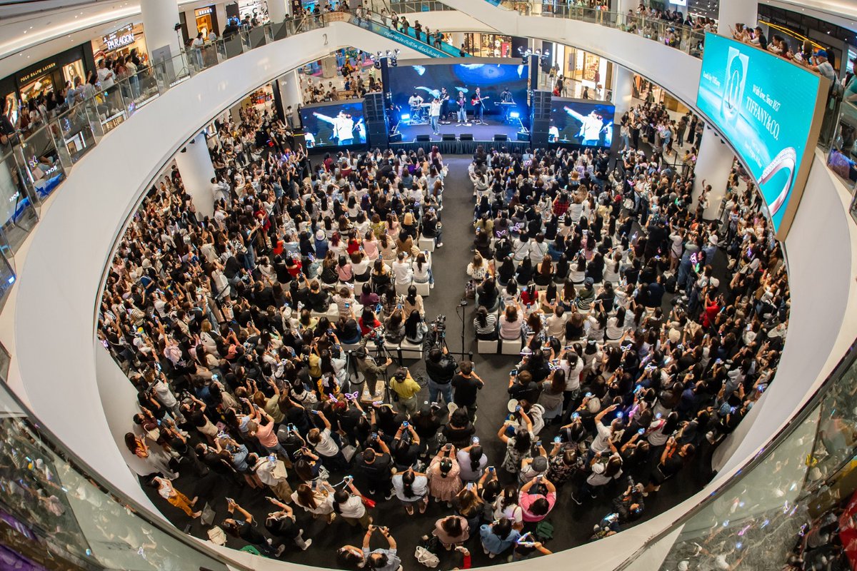 otpcnews's tweet photo. นี่แหละความรัก! “เป๊ก ผลิตโชค” เสิร์ฟโมเมนต์ ฟูลฟิลใจแฟนๆ ใน 'PECK PALITCHOKE #ผลิตมาเพื่อนุชFANSIGN'

#PeckPalitchoke #เป๊กผลิตโชค

ตอกย้ำความฮอตห้างแตก! เมื่อศิลปินสุดฮอตขวัญใจมหาชน "เป๊ก ผลิตโชค" บ้าน White Music สังกัด GMM MUSIC​ จัดงานแฟนไซน์ใกล้ชิด สุดประทับใจ 'PECK PALITCHOKE #ผลิตมาเพื่อนุชFANSIGN' กับผู้โชคดี 200 คนจากการซื้ออัลบั้ม Night Bird อีกทั้งรอบงานยังมีแฟนๆ มาให้กำลังใจอย่างเนืองแน่นเต็มพื้นที่ เมื่อวันที่ 5 ธันวาคม ที่ผ่านมา ที่ชั้น 1 Fashion Hall, Siam Paragon 

บรรยากาศอบอวลไปด้วยพลังความรัก อบอุ่นและเป็นกันเอง...เสียงกรี๊ดดังกระหึ่มจนห้างแตก! ต้อนรับ "เป๊ก ผลิตโชค" พูดคุยถึงที่มาของโปรเจกต์ #ผลิตมาเพื่อนุช การ wrap up ขบวนรถไฟฟ้า BTS ที่มาจากความคิดถึง อยากขอบคุณและตอบแทนความรักที่แฟนๆ มอบให้ “อยากขอบคุณทุกคนมากๆ ครับ ไม่มีนุช ไม่มีผลิตในวันนี้” ... ความพิเศษยังไม่หมดเท่านี้! ผลิตโชคทั้งทีต้องมีทีเด็ด จัดโชว์มินิคอนเสิร์ต 4 เพลงที่ตั้งใจเลือกมาเพื่อแฟนๆ อย่าง Night Bird, ไม่พูดหน่อยเหรอ, First Lady และเซอร์ไพรส์พิเศษด้วย "My Butterfly" เพลงใหม่ที่ตั้งใจแต่งมาเพื่อแฟนๆ โดยเฉพาะ นำมาร้องให้ฟังเป็นครั้งแรก! เพลง feel good ความหมายดี สื่อถึงความรักแทนใจ "เป๊ก ผลิตโชค" ที่อยากบอกแฟนทุกคน ทำเอาซึ้งน้ำตาคลอไปตามๆ กัน ปิดท้ายงานด้วยการแฟนไซน์อัลบั้มขึ้นรับลายเซ็นสดจาก "เป๊ก ผลิตโชค" พูดคุยอย่างใกล้ชิด สนุกสนาน เป็นกันเอง เรียกว่างานแฟนไซน์ครั้งนี้ทั้งศิลปิน และแฟนๆ ต่างเติมเต็มพลังรักให้แก่กัน เก็บความประทับใจกลับบ้านไปกันเต็มอิ่มอย่างแน่นอน