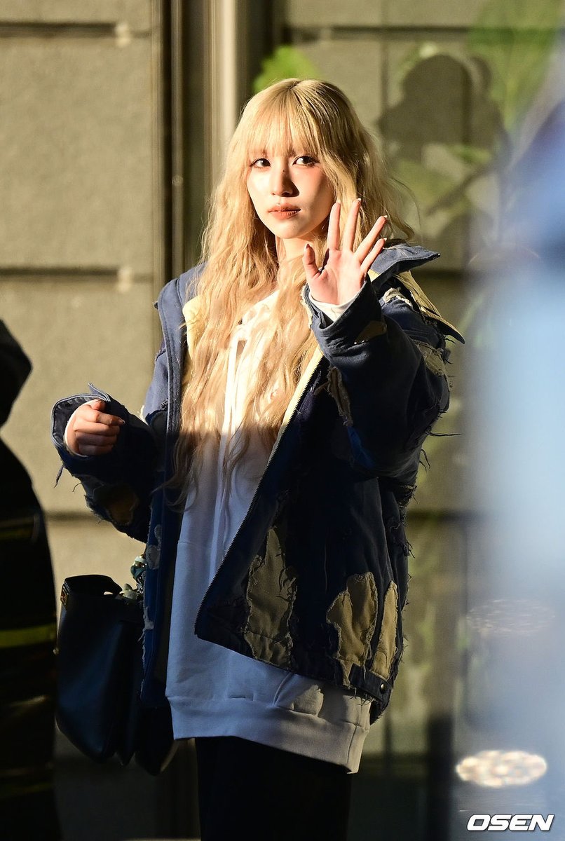 kurominas's tweet photo. close enough welcome back hannah montana https://t.co/rjCC7aOpC1
