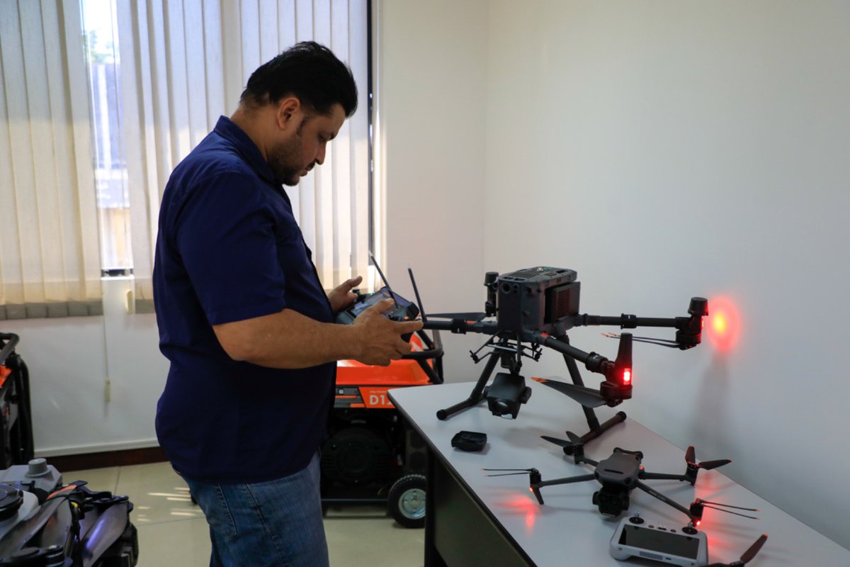 Karla_ESCOSV's tweet photo. 🚀🇸🇻 El Gobierno de El Salvador sigue potenciando los emprendimientos. 

Junto con @cancilleriasv, @MITURElSalvador, @PNUDSV y #KOICA, inauguramos el Centro de Innovación en Emprendimiento Digital (CIED) de @CONAMYPESV, donde se capacita a las MYPE en habilidades digitales, se ofrece acceso a tecnología avanzada y asesoría especializada, y se fomenta la innovación. ¡Un impulso para competir en la economía global!🌟🦾