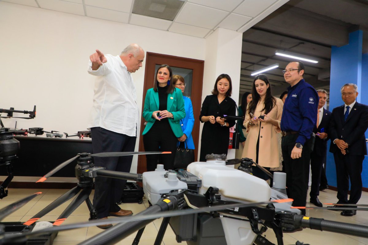 Karla_ESCOSV's tweet photo. 🚀🇸🇻 El Gobierno de El Salvador sigue potenciando los emprendimientos. 

Junto con @cancilleriasv, @MITURElSalvador, @PNUDSV y #KOICA, inauguramos el Centro de Innovación en Emprendimiento Digital (CIED) de @CONAMYPESV, donde se capacita a las MYPE en habilidades digitales, se ofrece acceso a tecnología avanzada y asesoría especializada, y se fomenta la innovación. ¡Un impulso para competir en la economía global!🌟🦾