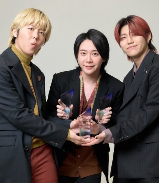 sara71112254414's tweet photo. Billboard年間チャートアーティスト1位Mrs. GREEN APPLE
作曲家・作詞家チャート2年連続1位大森元貴おめでとうございます！🏆️🏆️🏆️✨
本当に嬉しい誇らしい
多くの人に素晴らしい楽曲たちが届いてる
去年はここで言えなかったから😌
心からおめでとう！😊

#MrsGREENAPPLE
#大森元貴 
#Billboad https://t.co/GO8MH3xF7k
