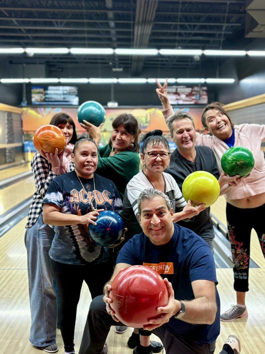 ChiefManak's tweet photo. Thanks to the Aboriginal Coalition to End Homelessness (ACEH) for inviting @vicpdcanada for an afternoon of bowling as part of our ongoing relationship building commitment. There were Strikes, Spares, passionate celebrations, high fives & lot of laughs. #NoGutterBalls https://t.co/pFOikLBx4y