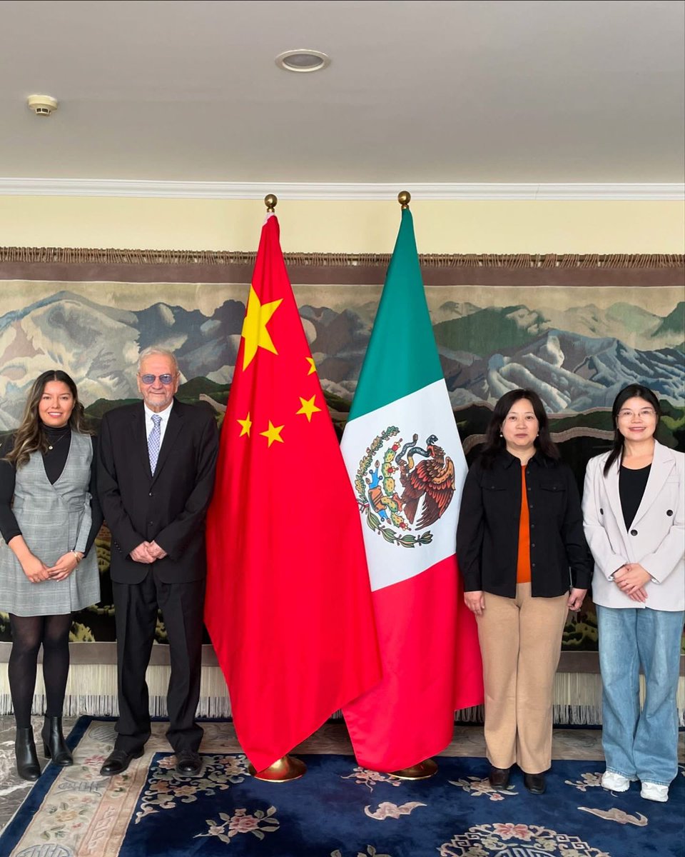 Agradecemos al Embajador Zhang Run por recibirnos en la Embajada de China en México.
Estuvieron presentes representantes de la Universidad de Comunicación de China y de la Universidad Veracruzana 🇨🇳 🇲🇽