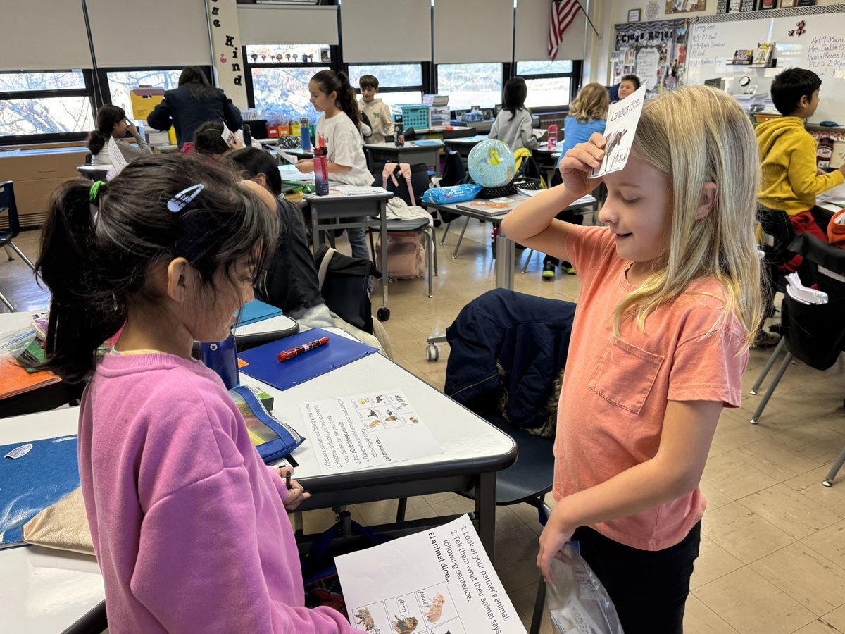🐮 🦆 🦁 We had such fun practicing animal sounds in Spanish with a headbands game created by <a href="/SrtaB_FLES/">Srta. Barba</a>! #WeAreBethpage <a href="/TierneyBethpage/">Julianne Inghilterra</a> <a href="/BethpageUFSD/">BethpageUFSD</a>