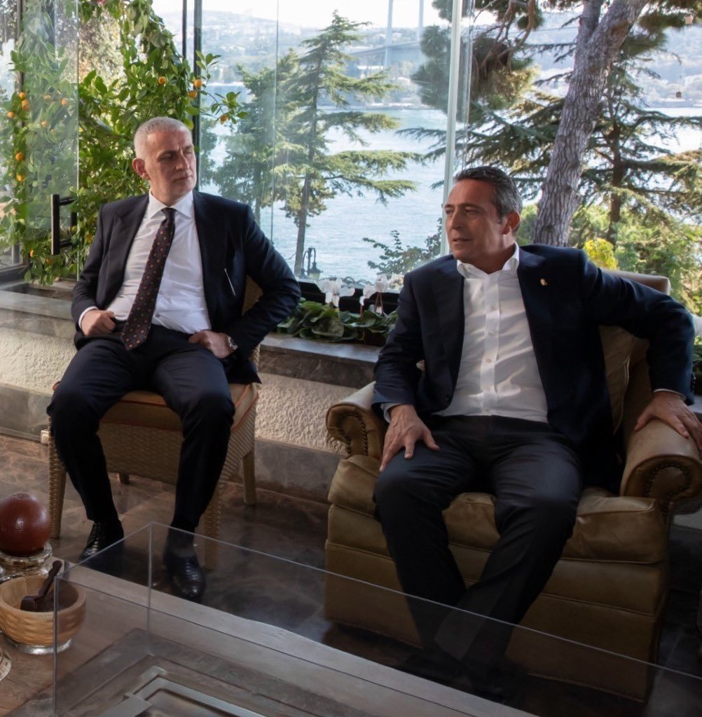 Süleyman Demirel : Sana en çok havlayanı kapına bağlayacaksın önüne yemini koyacaksın ki düşmanlarına havlasın seni görünce kuyruğunu sallasın.
Tarafsızlığını kaybeden TFF Başkanı İbrahim Hacıosmanoğlu tüm kurulları ile beraber derhal istifa etmelidir.