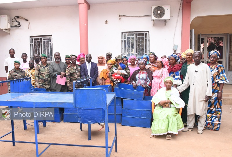 La cérémonie de remise de kits d'accompagnement à 105 femmes, formées en saponification par l’Association Siguida Yelen du Mali a eu lieu, le jeudi 05 décembre 2024, à la Direction du Service Social des Armées size à Dar-salam.

Retrouvez tout l'élément sur notre site au lien qui