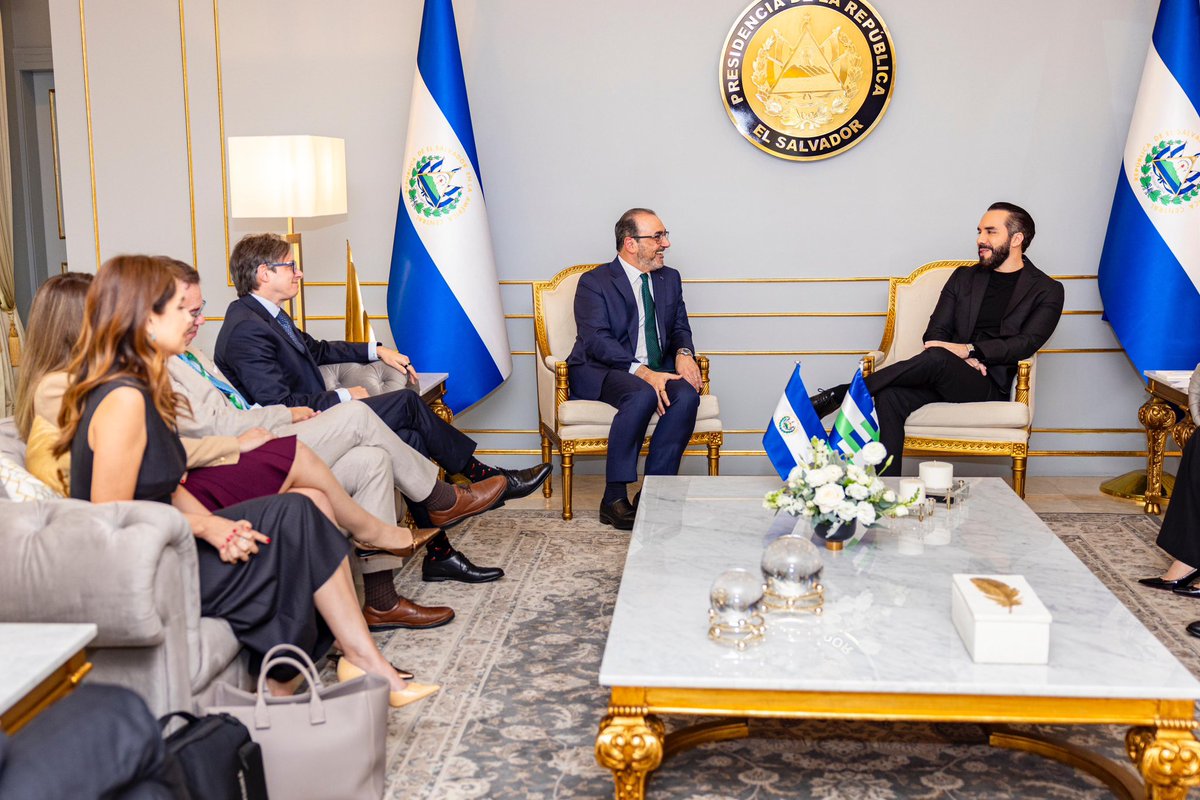 Hoy, el Presidente <a href="/nayibbukele/">Nayib Bukele</a> se ha reunido con el presidente del <a href="/AgendaCAF/">CAF</a>, <a href="/sergiodigra/">Sergio DiazGranados</a> y miembros de la Junta Directiva en un encuentro histórico en El Salvador. Una jornada clave para discutir iniciativas de desarrollo y cooperación para el país. 🇸🇻