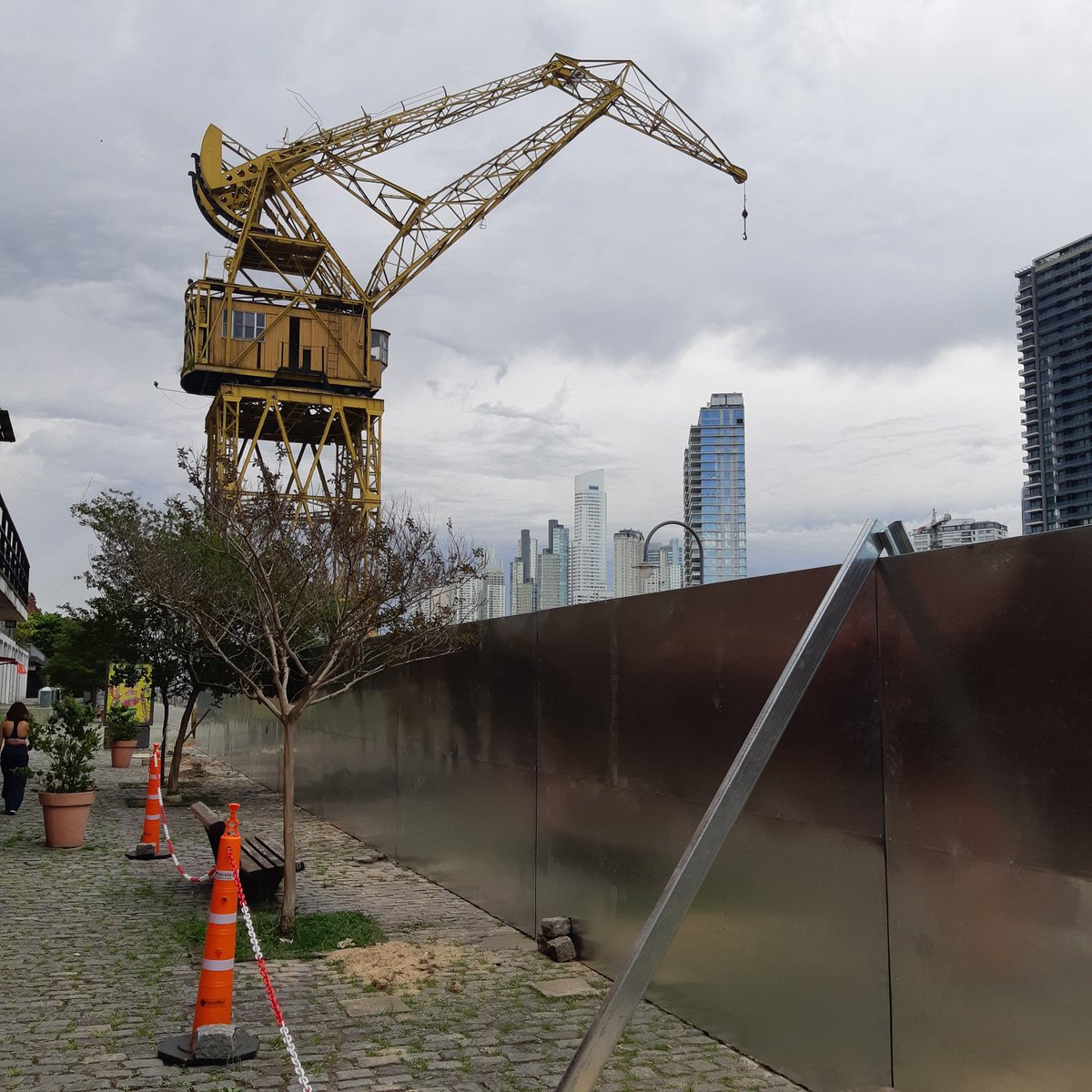 flaneurbano's tweet photo. Comienza la construcción de la Rueda de Buenos Aires en el dique 1 de Puerto Madero https://t.co/J6y2FQfA7y