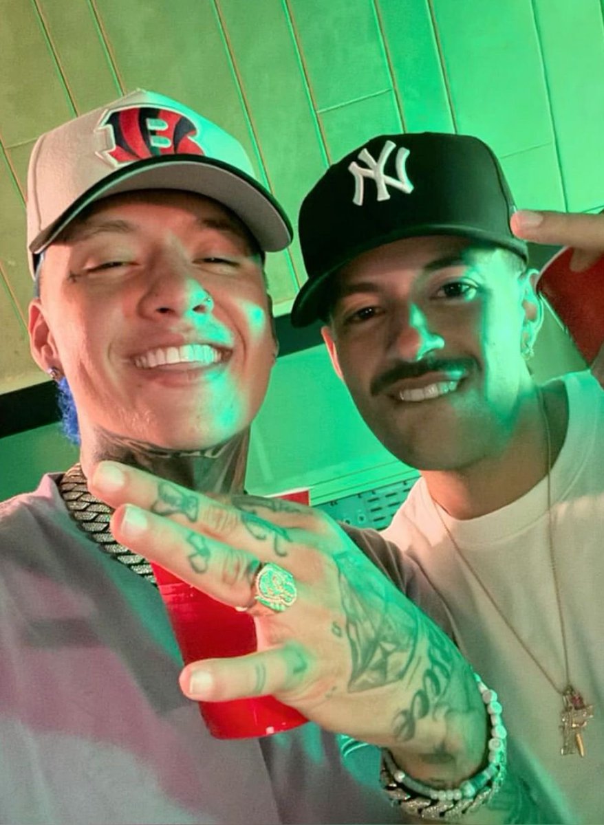 joderparce's tweet photo. AU blessd x feid 

Dónde dos cantantes se odian a muerte después de tener una pelea en el palco de la copa américa.

O donde en ese palco ocurrió más que una pelea. https://t.co/keV2mwEaEm
