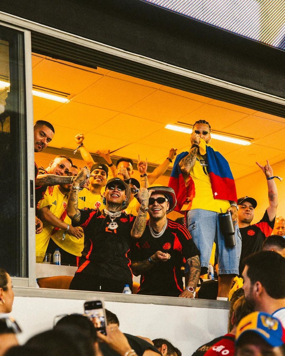 joderparce's tweet photo. AU blessd x feid 

Dónde dos cantantes se odian a muerte después de tener una pelea en el palco de la copa américa.

O donde en ese palco ocurrió más que una pelea. https://t.co/keV2mwEaEm