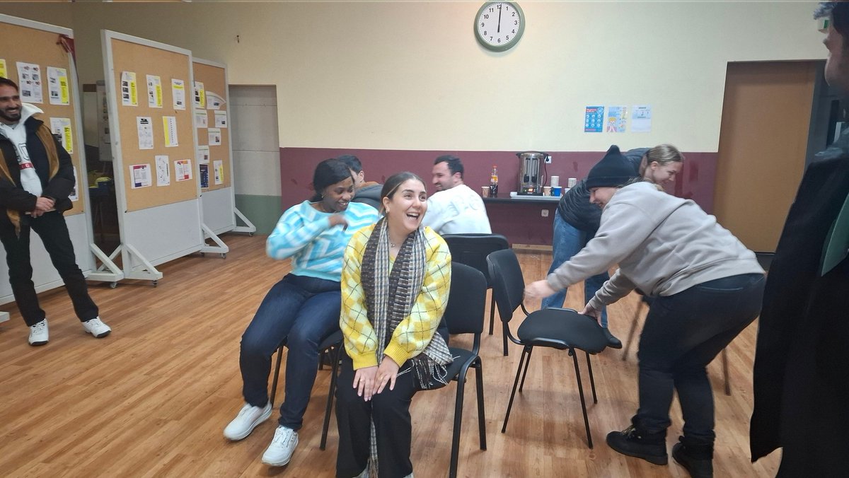 Wir haben zusammen mit Flüchtlingen aus verschiedenen Ländern der Welt gegessen. Wir haben gemeinsam gespielt und uns mit ihnen unterhalten, um ihre Sorgen zu lindern.
#TeamEhrenamt  #TagdesEhrenamtes 
<a href="/VEZ_NRW/">VEZ NRW</a>