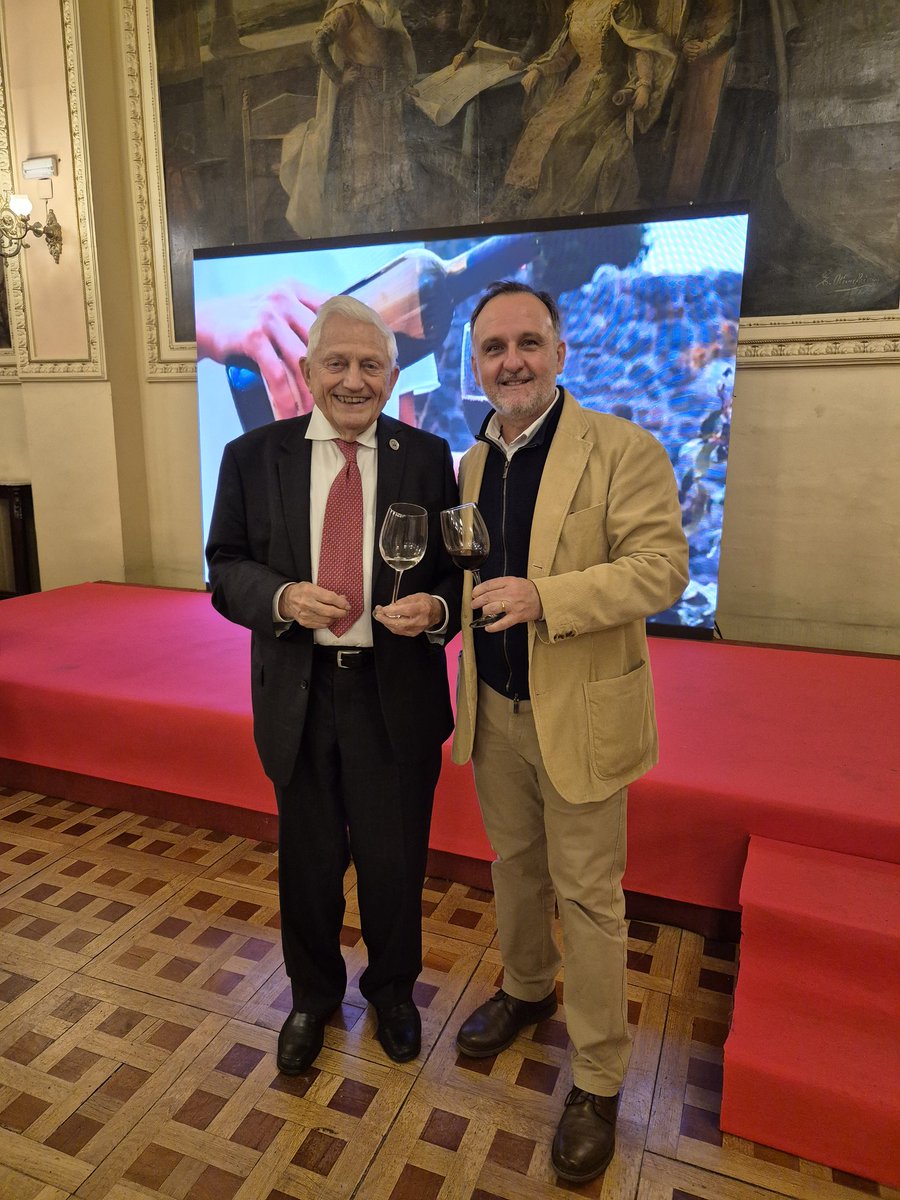 jmguimerans's tweet photo. Asistir a la entrega de las medallas de oro del @concoursmondial ganadas por bodegas de #CastillayLeón en el #CirculodeRecreo de #Valladolid, y conocer a #LouisHavaux, un grande entre los grandes del mundo del #vino -merci @fredericgaltier- ¡Qué más se puede pedir! https://t.co/OwN5pTbn6o