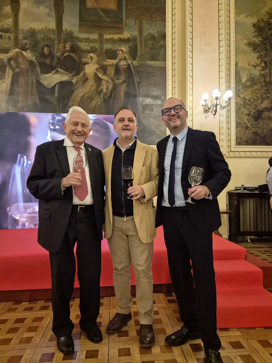 jmguimerans's tweet photo. Asistir a la entrega de las medallas de oro del @concoursmondial ganadas por bodegas de #CastillayLeón en el #CirculodeRecreo de #Valladolid, y conocer a #LouisHavaux, un grande entre los grandes del mundo del #vino -merci @fredericgaltier- ¡Qué más se puede pedir! https://t.co/OwN5pTbn6o