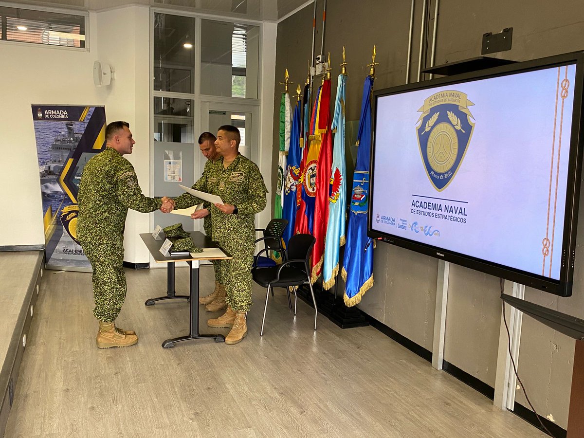 ANEES_ARC's tweet photo. Clausura del Diplomado en Estrategia Naval, un programa diseñado por la Academia Naval de Estudios Estratégicos en conjunto con la Universidad del Rosario para los Oficiales alumnos del Curso de Estado Mayor de la Armada de Colombia. 
#EstrategiaNaval #ProtegemoselAzuldelaBandera https://t.co/FUwxXnKKY1