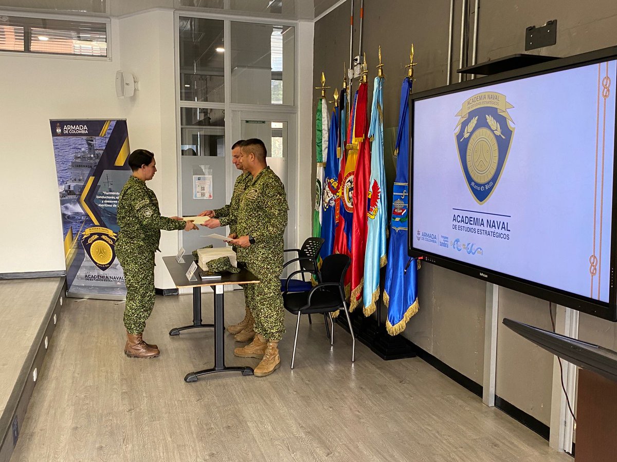 ANEES_ARC's tweet photo. Clausura del Diplomado en Estrategia Naval, un programa diseñado por la Academia Naval de Estudios Estratégicos en conjunto con la Universidad del Rosario para los Oficiales alumnos del Curso de Estado Mayor de la Armada de Colombia. 
#EstrategiaNaval #ProtegemoselAzuldelaBandera https://t.co/FUwxXnKKY1