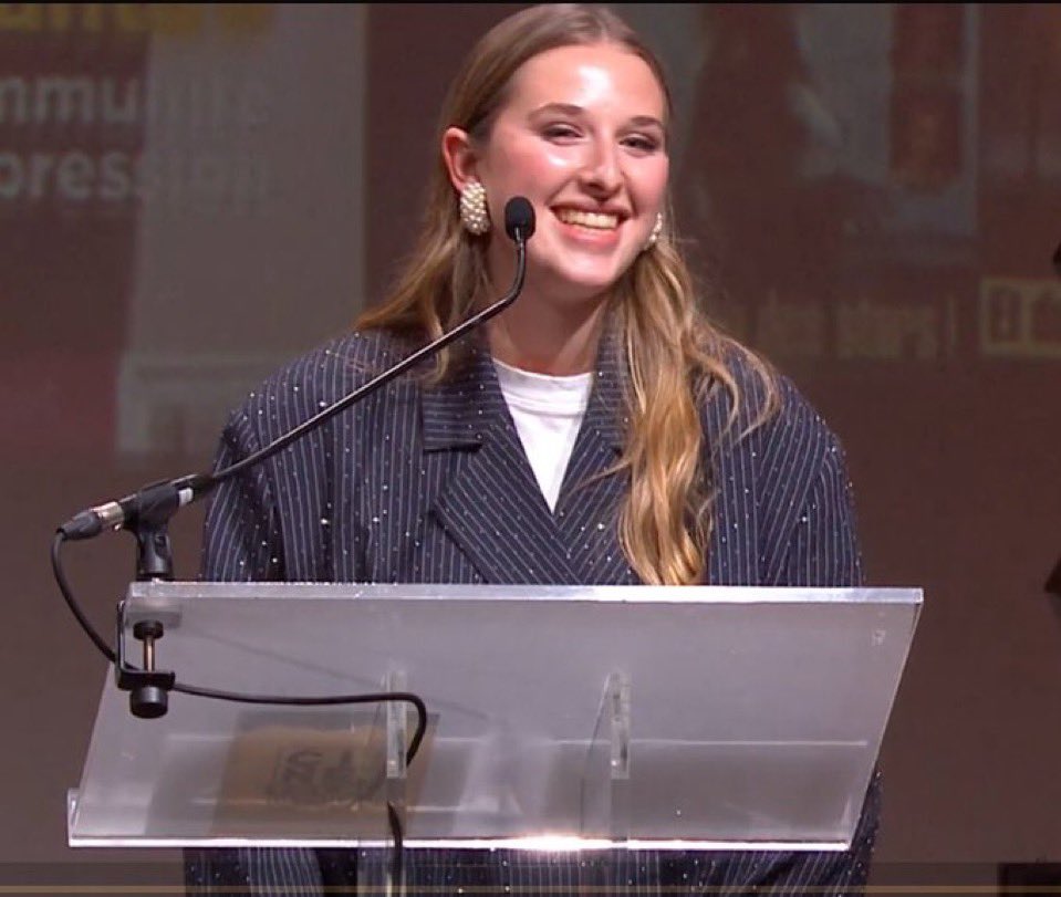 dorianecrp's tweet photo. Helena c’est 2 disques d’or, 1 NMA, 1 prix forbes, et 2 prix Ciné télé revue en même pas 1 an 👑 https://t.co/sR6O9YZqWq