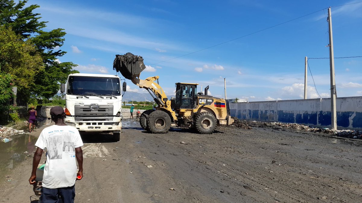 infosprecis's tweet photo. Le Ministère des Travaux Publics, Transports et Communications (MTPTC), à travers la DDO, a mené une opération de nettoyage dans trois quartiers de Cité Soleil : Brooklyn, Boston et Belincourt. Cinq camions et un chargeur ont été mobilisés pour ce travail.
#MTPTC #DDO #Hosty https://t.co/4daUXYez6G