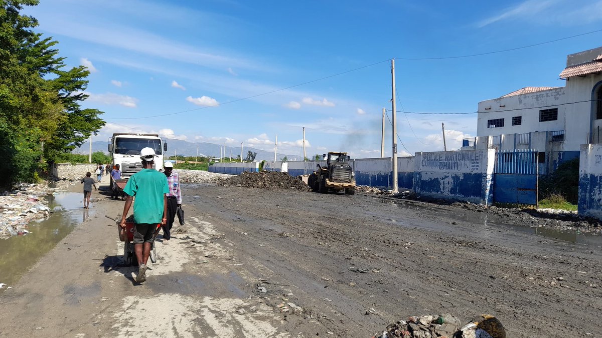 infosprecis's tweet photo. Le Ministère des Travaux Publics, Transports et Communications (MTPTC), à travers la DDO, a mené une opération de nettoyage dans trois quartiers de Cité Soleil : Brooklyn, Boston et Belincourt. Cinq camions et un chargeur ont été mobilisés pour ce travail.
#MTPTC #DDO #Hosty https://t.co/4daUXYez6G