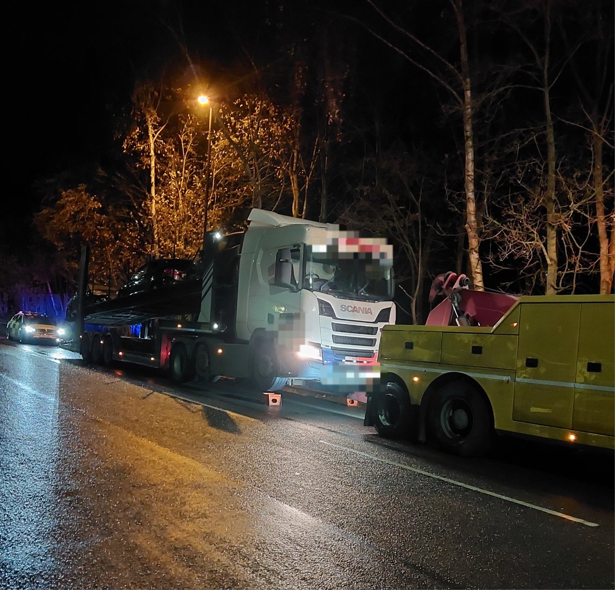 HantsPolRoads's tweet photo. Driver of this HGV has been arrested for drink driving this evening, after colliding with an Ambulance which was on scene with us at an RTC in #Southampton.
Driver will now be spending his night in a cell and 1 less ambulance on the road tonight. #OpHolly https://t.co/sc2TuBW2J1