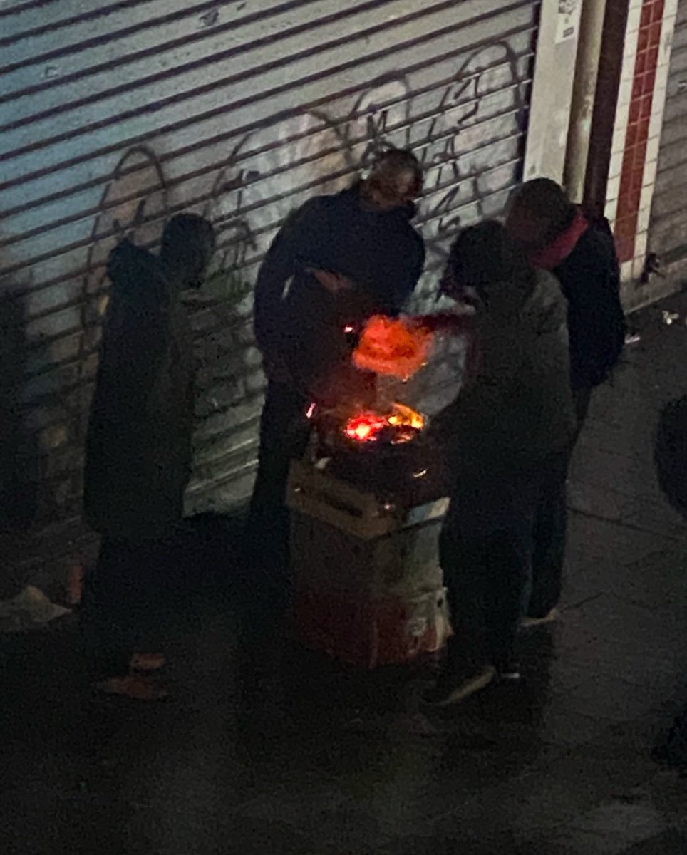 RafaelSereti's tweet image. 🔴Paris 18ème, France 🇫🇷 
Barbecues et brochettes à chaque coin d'immeuble : la vente à la sauvette génère odeurs, nuisances sonores et déchets, un vrai cauchemar pour les habitants. 
Il est temps de trouver une solution durable. 
#QualitéDeVie #Ville