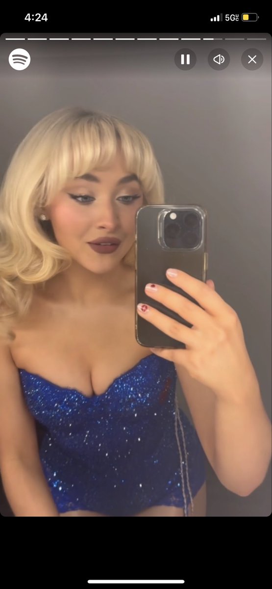 kellysversionn's tweet photo. she’s grabbing that iphone so proudly https://t.co/Npr15PQZZw