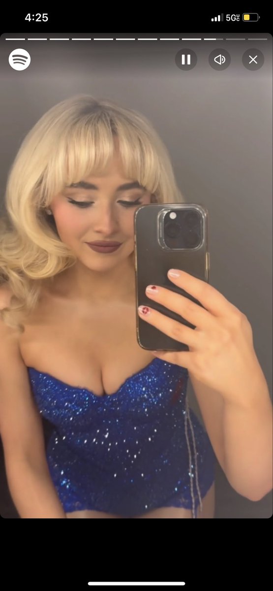 kellysversionn's tweet photo. she’s grabbing that iphone so proudly https://t.co/Npr15PQZZw