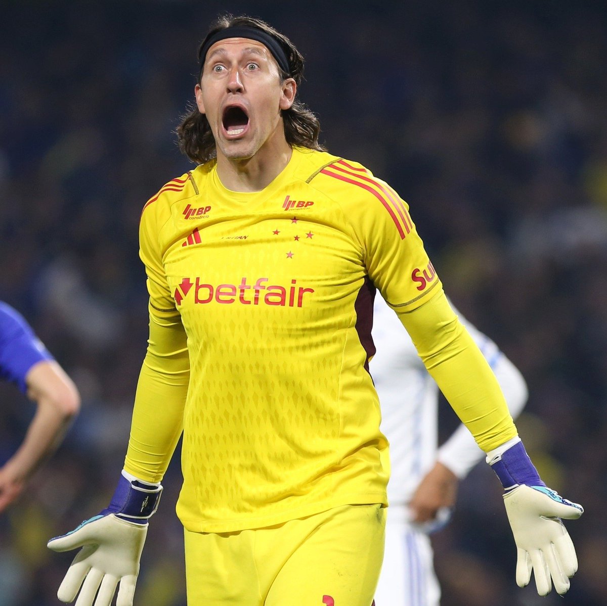 CifutBR's tweet photo. Que roteiro pro Cássio?🧤

Saiu do Corinthians do jeito mais polêmico, se achando "grande demais" pro banco. No Cruzeiro, falhou em jogos decisivos no brasileirão e na final da Sula. 

Agora, vê o clube que ele "menosprezou" acima na tabela. O destino tem senso de humor, hein? 😅 https://t.co/iL9hTrgGkw