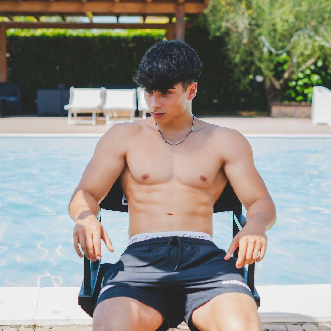 randomgwapo's tweet photo. Who? https://t.co/kF0fTCAGrV