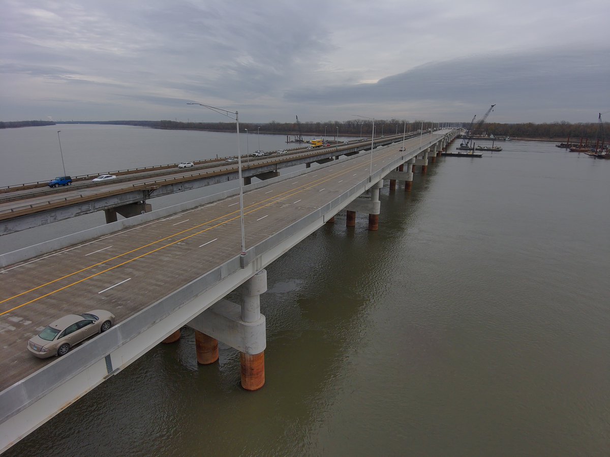 IDOT_Illinois's tweet photo. We're just halfway through the I-270 bridge project with @MoDOT, improving safety, mobility, and quality of life for travelers in Madison County. The first two spans open to eastbound traffic this Sunday, Dec. 8. #RebuildIllinois

Details: https://t.co/7nlWJ9apeX https://t.co/QkjOIlkzJd